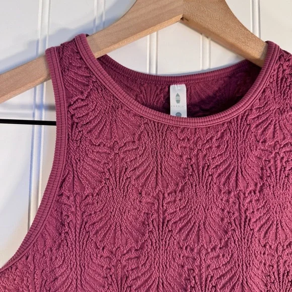 Fornia Women's Floral High Neck Crop Stretchy Tank Top Purple Size Medium/Large - Picture 4 of 10